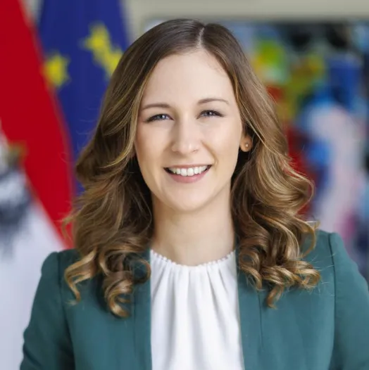 Offizielles Porträt der österreichischen Bundesministerin Claudia Bauer, vormals Claudia Plakolm.