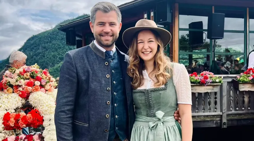 Claudia Plakolm mit ihrem damaligen Freund Christoph Bauer in traditioneller österreichischer Tracht.