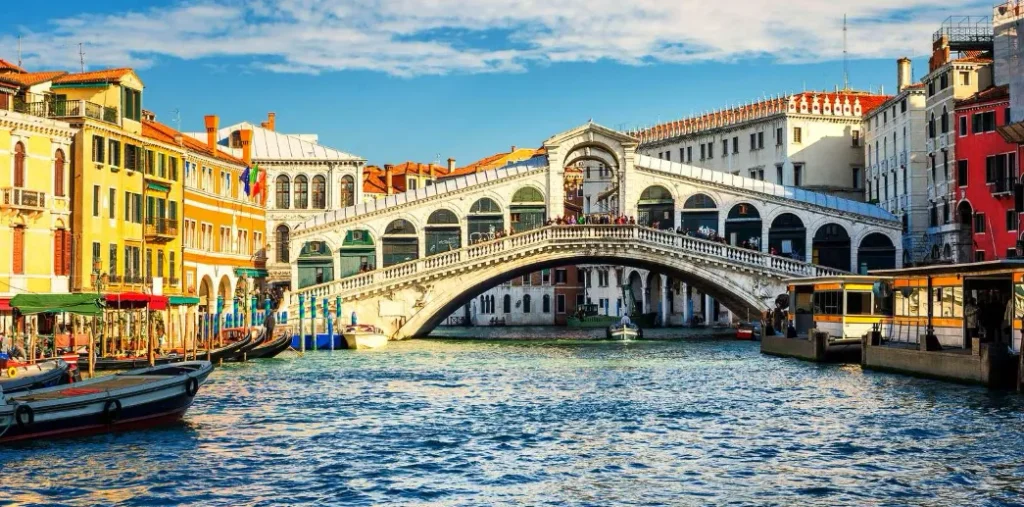 Blick auf den Canal Grande und die Rialtobrücke in Venedig, wo Claudia Plakolm und Christoph Bauer 2025 heirateten.