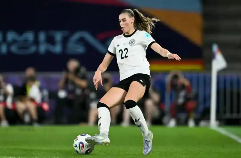 Jule Brand beim Einwurf im EM-Spiel Deutschland gegen Frankreich am 19. Juli 2025