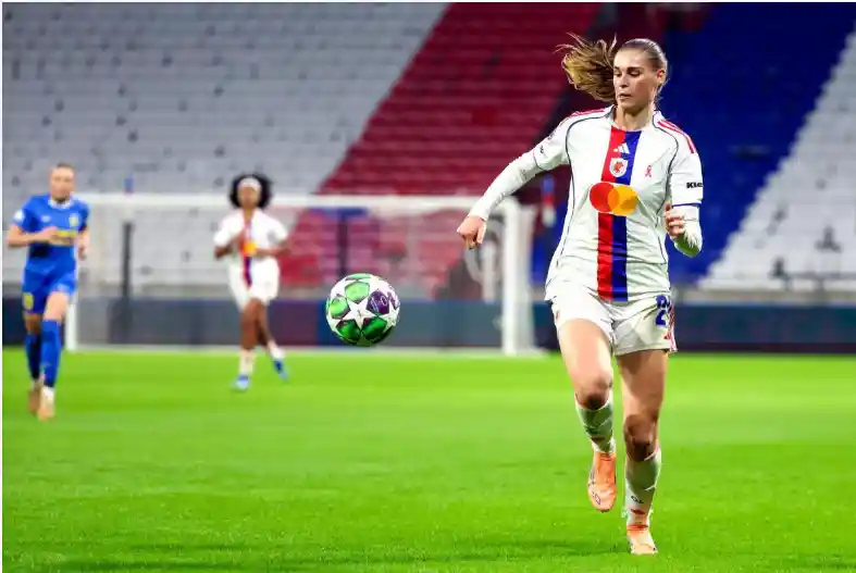 Jule Brand beim Fußballspiel zwischen OL Lyonnes und Paris Saint-Germain im September 2025