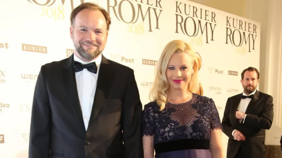 Katharina Straßer im grünen Kleid neben Thomas Stipsits bei der ROMY-Verleihung 2015 – das frühere österreichische Schauspielerpaar.